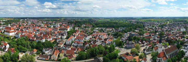 Fototapeta premium Eine beeindruckende Luftaufnahme von Günzburg, einer charmanten Stadt in Bayern. Die Stadt ist geprägt von einer harmonischen Mischung aus historischen und modernen Gebäuden mit roten Ziegeldächern.