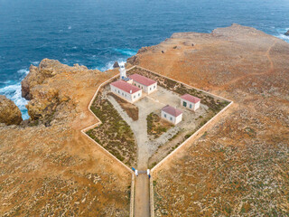 Faro y alrededores de Punta Nati en la Isla de Menorca, Baleares
