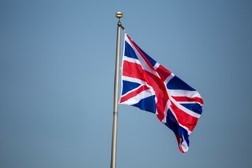 Britische Fahne vor blauem Himmel