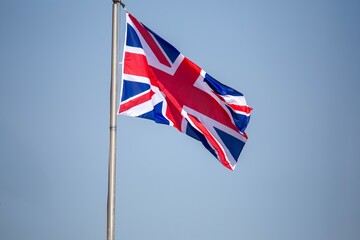 Britische Fahne vor blauem Himmel