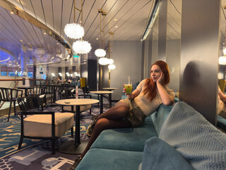 Ragazza Rossa su Nave da Crociera