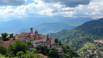 Obraz premium Malerisches italienisches Dorf mit roten Dächern in den grünen Alpen, Panoramaaufnahme mit beeindruckender Tiefe und Natur.