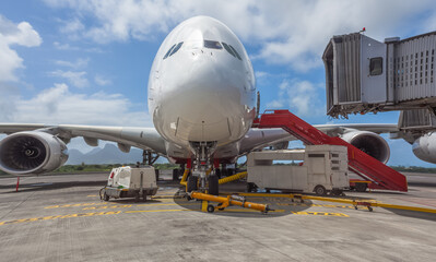 Avion gros-porteur sur le tarmac 