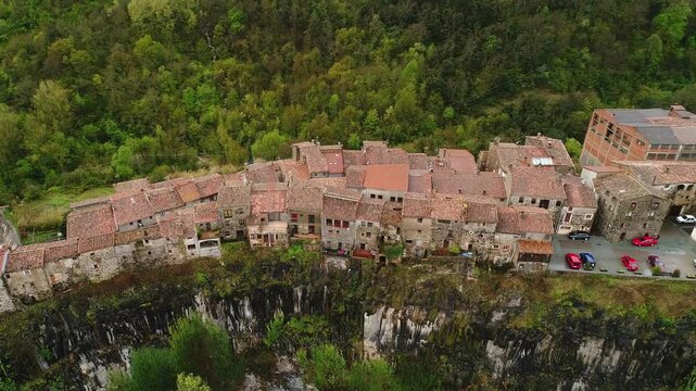 Medieval buildings line cliff&rsquo;s edge, Castellfollit de la Roca mountain scenery