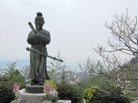 日本：梅の花と銅像（605年繖山山頂に聖徳太子が創建した観音正寺）【観音寺城跡・国指定史跡】滋賀県近江八幡市安土町