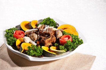 댜양한 채소와 함께 즐기는 전복 갈비찜.