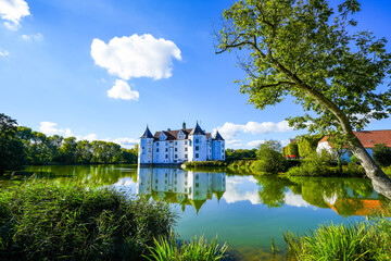 Obraz premium View of the castle in Glücksburg with the surrounding landscape. 