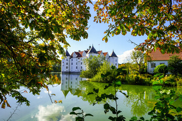 View of the castle in Glücksburg with the surrounding landscape.
