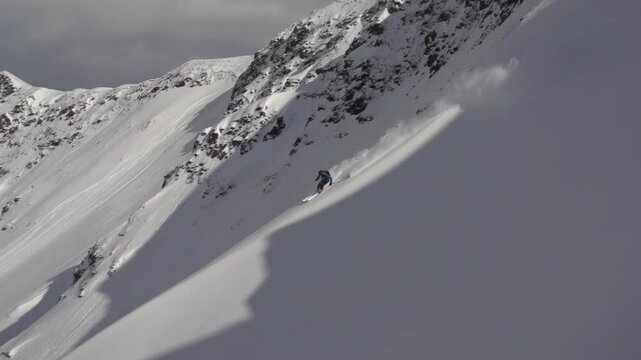 Virage skieur en poudreuse profonde