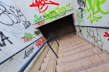 schodami w dół