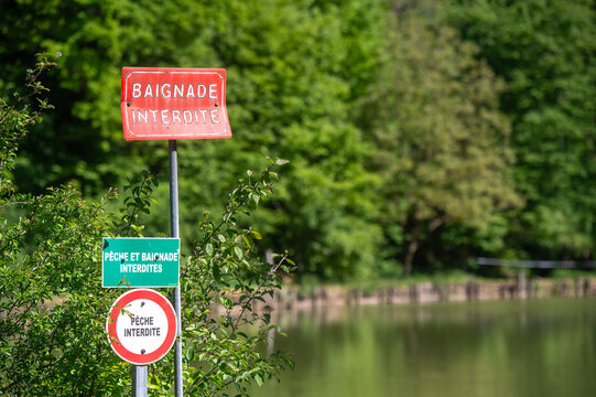 Panneaux de signalisation baignade et p&ecirc;che interdites