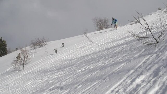 Virage butter skieur en poudreuse profonde
