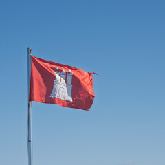 Landesflagge der Freien und Hansestadt Hamburg weht im Wind