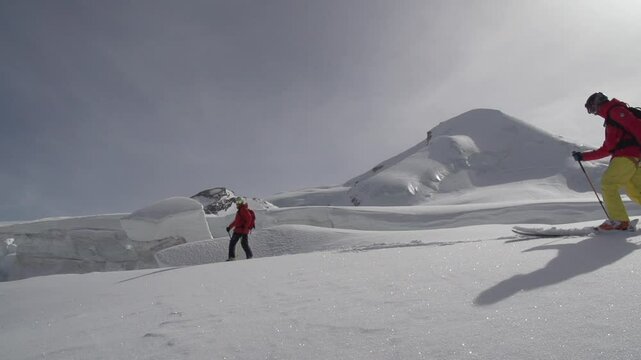  ski freeride au milieu d'un glacier