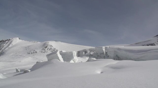  ski freeride au milieu d'un glacier