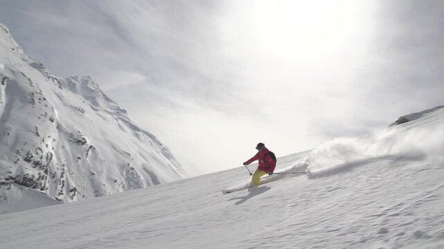 Skieur Freeride poudreuse