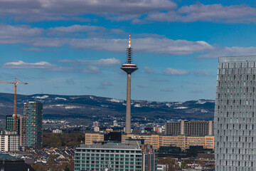 Spargel - Frankfurter Fernsehturm mit Taunus im Hintergrund bei klarer Sicht.