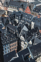 Historische Dächer der Frankfurter Altstadt in der Wintersonne.
