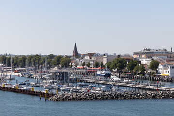 Jachthafen mit Segelbooten und Altstadt von Warnemünde bei Sommerwetter.