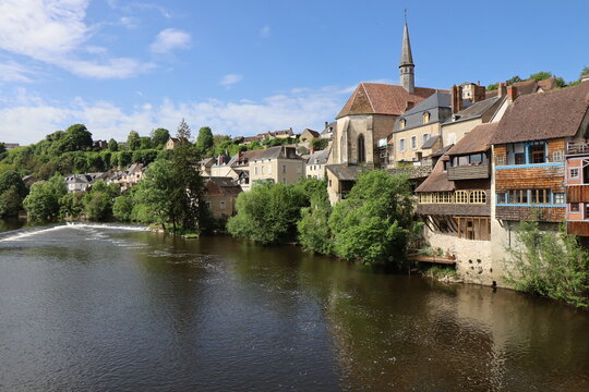 Maisons typiques le long de la rivi&egrave;re la Creuse, ville d'Argenton sur Creuse, d&eacute;partement de l'Indre, France