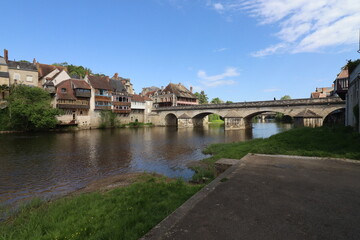Maisons typiques le long de la rivière la Creuse, ville d'Argenton sur Creuse, département de l'Indre, France