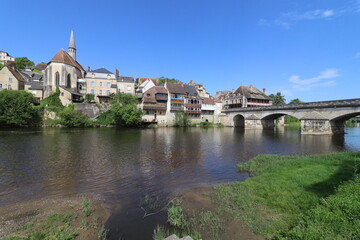 Maisons typiques le long de la rivière la Creuse, ville d'Argenton sur Creuse, département de l'Indre, France
