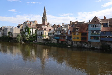 Maisons typiques le long de la rivière la Creuse, ville d'Argenton sur Creuse, département de...
