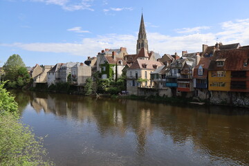 Fototapeta premium Maisons typiques le long de la rivière la Creuse, ville d'Argenton sur Creuse, département de l'Indre, France