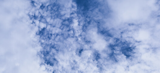 Obraz premium Fluffy Clouds in a Bright Blue Sky Scenery on a Beautiful Sunny Day