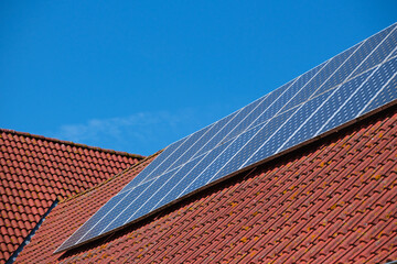 Solaranlage auf rot gedecktemn Dach