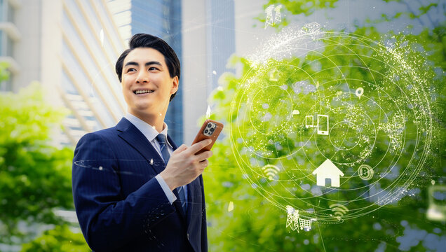 スマホを使う男性ビジネスパーソンと通信ネットワークのコンセプト