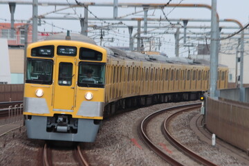 カーブを描きながら西武池袋緩行線を走行する西武新2000系電車_2023/6/10撮影