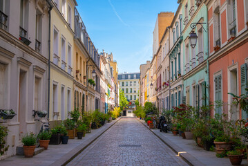 Paysage coloré de la rue Crémieux pendant l'été dans la ville de Paris en France