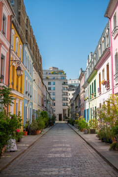 Paysage color&eacute; de la rue Cr&eacute;mieux pendant l'&eacute;t&eacute; dans la ville de Paris en France