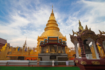 Fototapeta premium Wat phra that hariphunchai worrawiharn pagoda temple at lumphun province northern of thailand