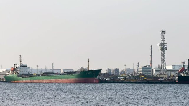 京浜運河周辺で停泊するタンカーと船舶通航信号所