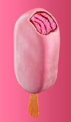Pink schokoliertes Stieleis mit Anbiss und gestreifter EIsfuellung, Impulseis, Eiscreme, 