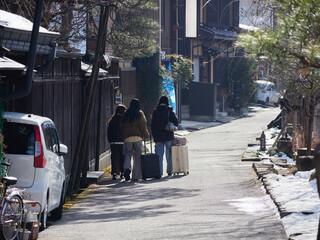 冬の観光名所高山市の古い町並みと観光客の姿