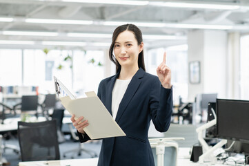オフィスで仕事をする若いビジネスウーマン