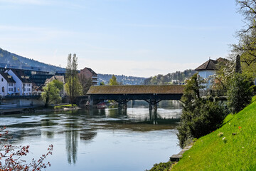 Fototapeta premium Olten, Stadt, Aare, Fluss, Alte Brücke, Holzbrücke, Altstadt, Zielemp, Amthausquai, Stadtburg, historische Häuser, Bahnhof, Frühling, Frühlingsblüte, Frühlingssonne, Solothurn, Schweiz 