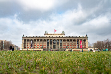 Altes Museum in Berlin mit Rasenfläche im Vordergrund
