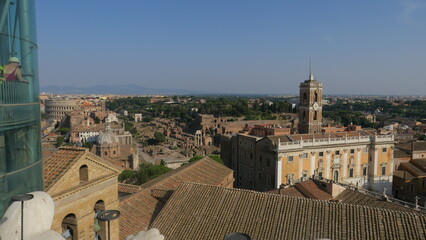 Obraz premium Stunning aerial view of the Roman Forum, Colosseum, and historic buildings. Perfect for travel, history, and architecture.