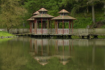 Obraz premium Abris chinois sur l'eau au domaine provincial de Chevetogne à Ciney 