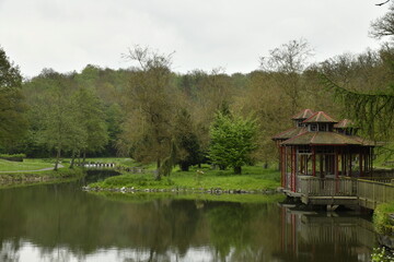 Fototapeta premium Abris chinois sur l'eau au domaine provincial de Chevetogne à Ciney 