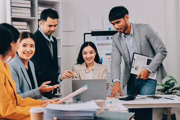 Fototapeta premium Team of financial advisory services. Asian advisor showing plan of investment to clients in the consultancy office..