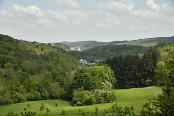 D&eacute;grad&eacute;s d'ombres et de zones sous une &eacute;claircie sur les collines bois&eacute;es de la vall&eacute;e de la Lomme &agrave; Rochefort (Dinant) 