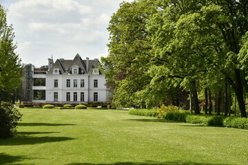 Le château servant de salles d'exposition au domaine provincial de Chevetogne à Ciney