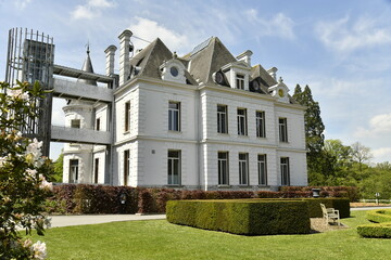 Le château servant de salles d'exposition au domaine provincial de Chevetogne à Ciney
