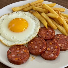 Huevos fritos con chorizo y patatas