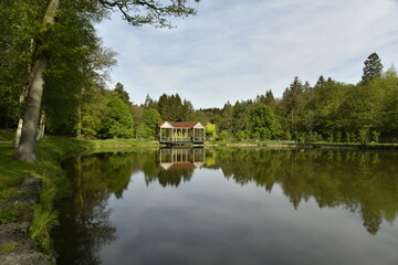 Obraz premium Effet magique à l'étang des barques avec son pavillon panoramique à au domaine provincial de Chevetogne à Ciney 